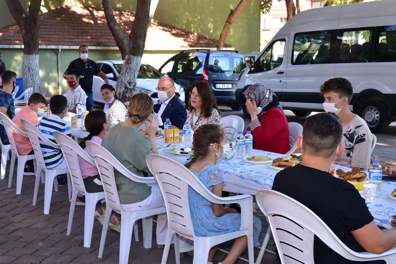 Vali Karadeniz çocuklarla kahvaltı etti