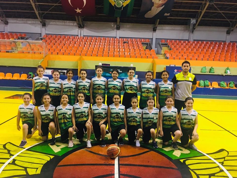 Basketbol yaz okulunda sporcular ter döküyor