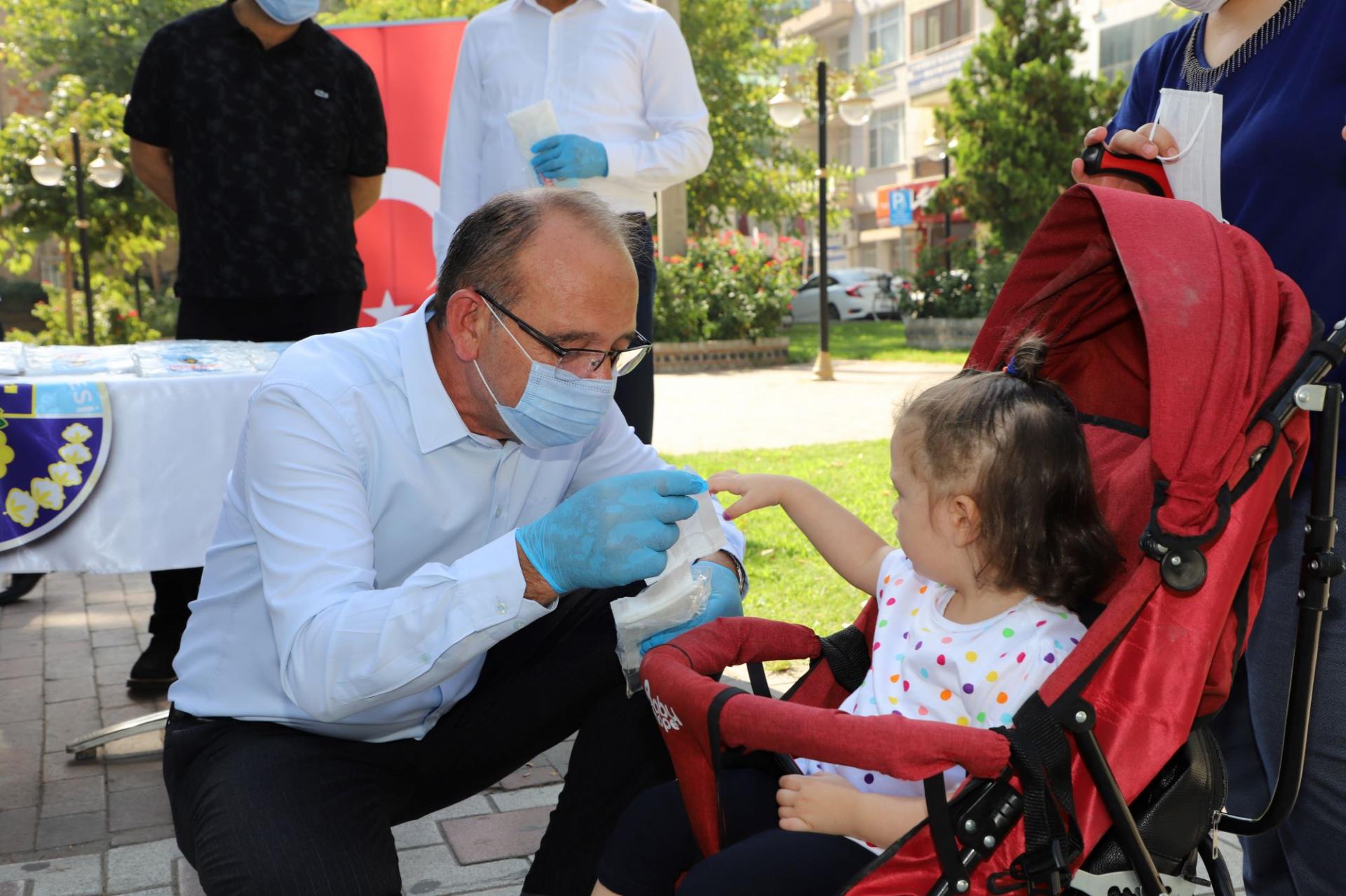 Başkan maske dağıttı