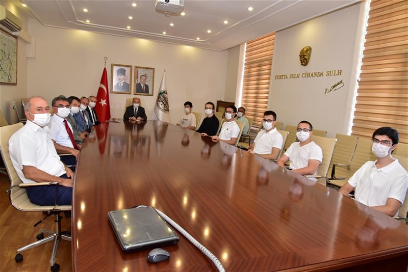 Vali Karadeniz başarılı öğrencileri ödüllendirdi