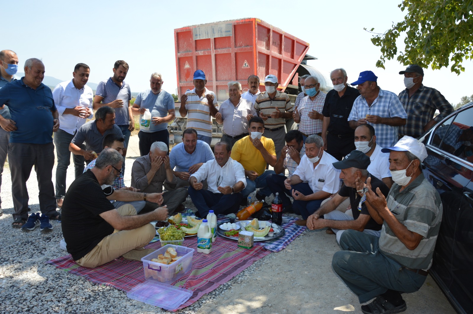 Yer sofrasında ağırladılar