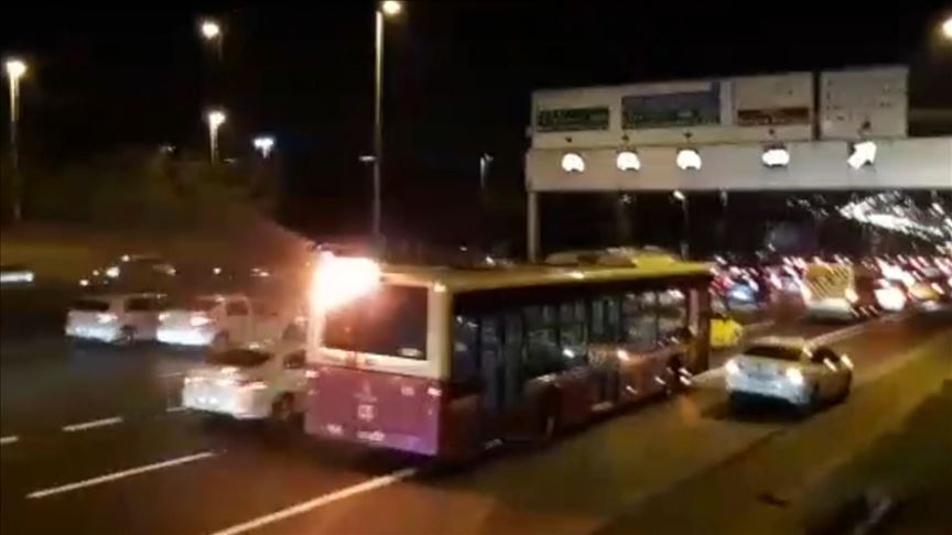 İstanbul'da alev alan yolcu otobüsü trafikte