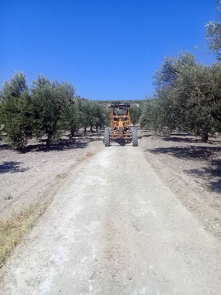 Akhisar Belediyesinden çiftçilere yol hizmeti