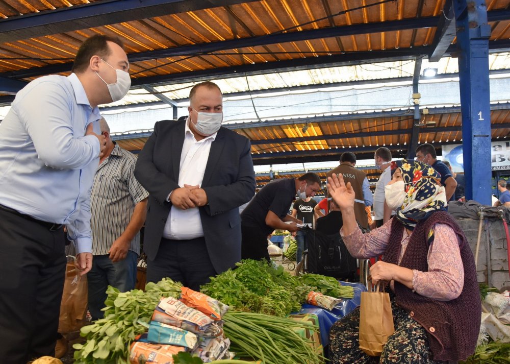 Başkan Dutlulu pazarcı esnafına hijyen seti dağıttı