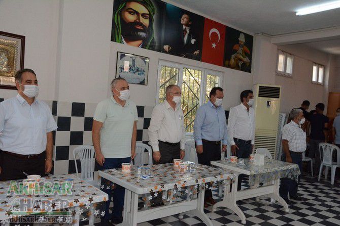 Akhisar cemevi aşure dağıttı