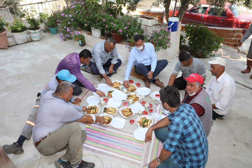 Başkan Öküzcüoğlu işçilerle yer sofrası kurdu