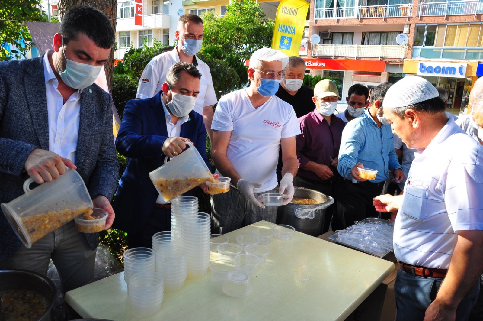 İYİ Parti Manisa'dan aşure hayrı