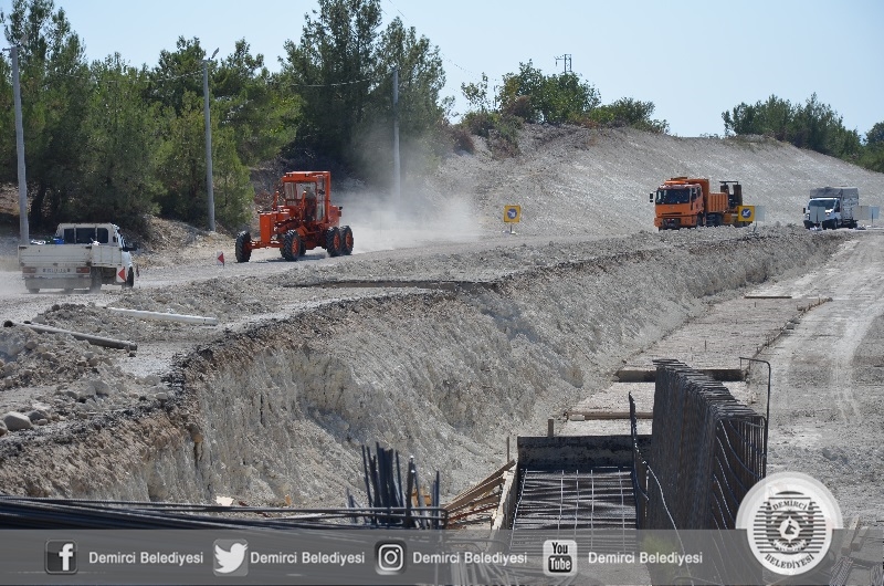 Demirci'yi büyük kentlere bağlayacak yol yapımı