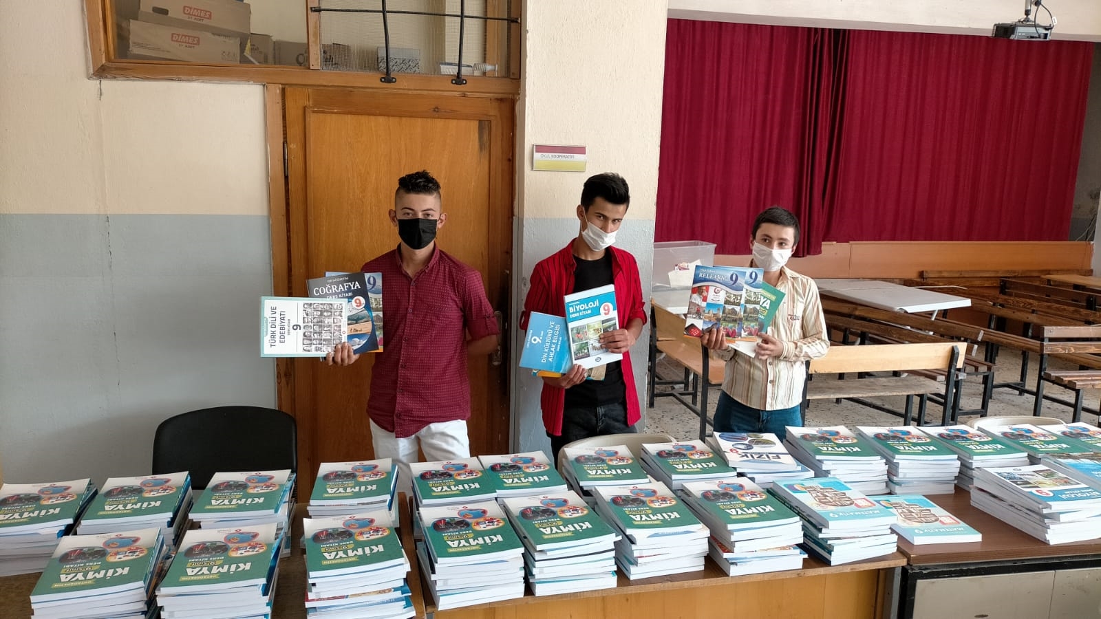 Demirci'de 52 bin öğrenciye ücretsiz kitap verildi