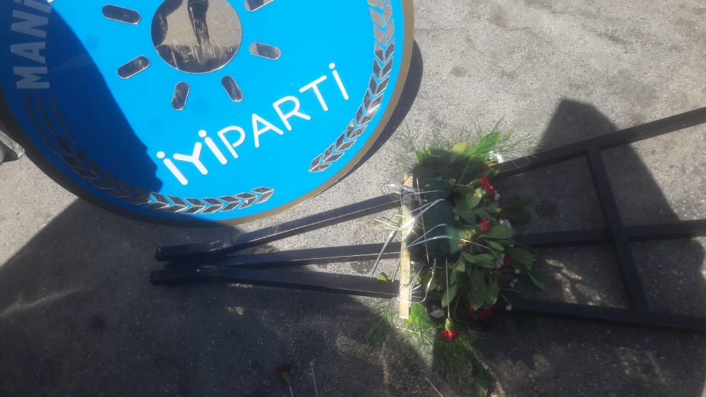 İyi parti kırılan çelenk olayını mahkemeye taşıdı