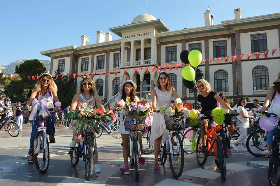 Süslü kadınlar bisiklet turu