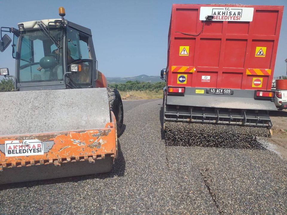 Akhisar'da unutulan mahallelere yol hizmeti