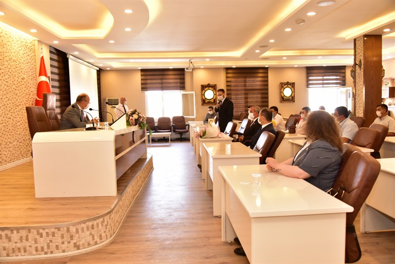 Vali Karadeniz muhtarla toplandı