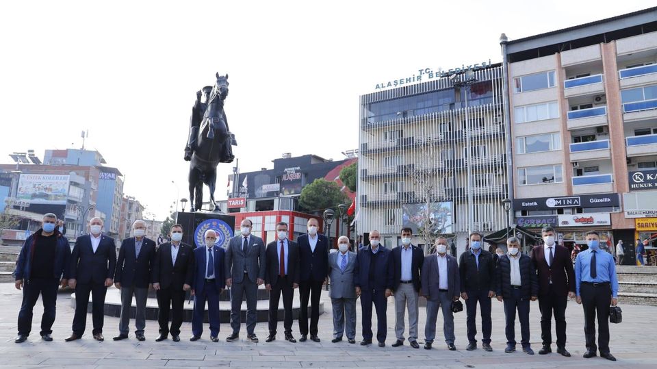 Başkan Öküzcüoğlu muhtarları yalnız bırakmadı