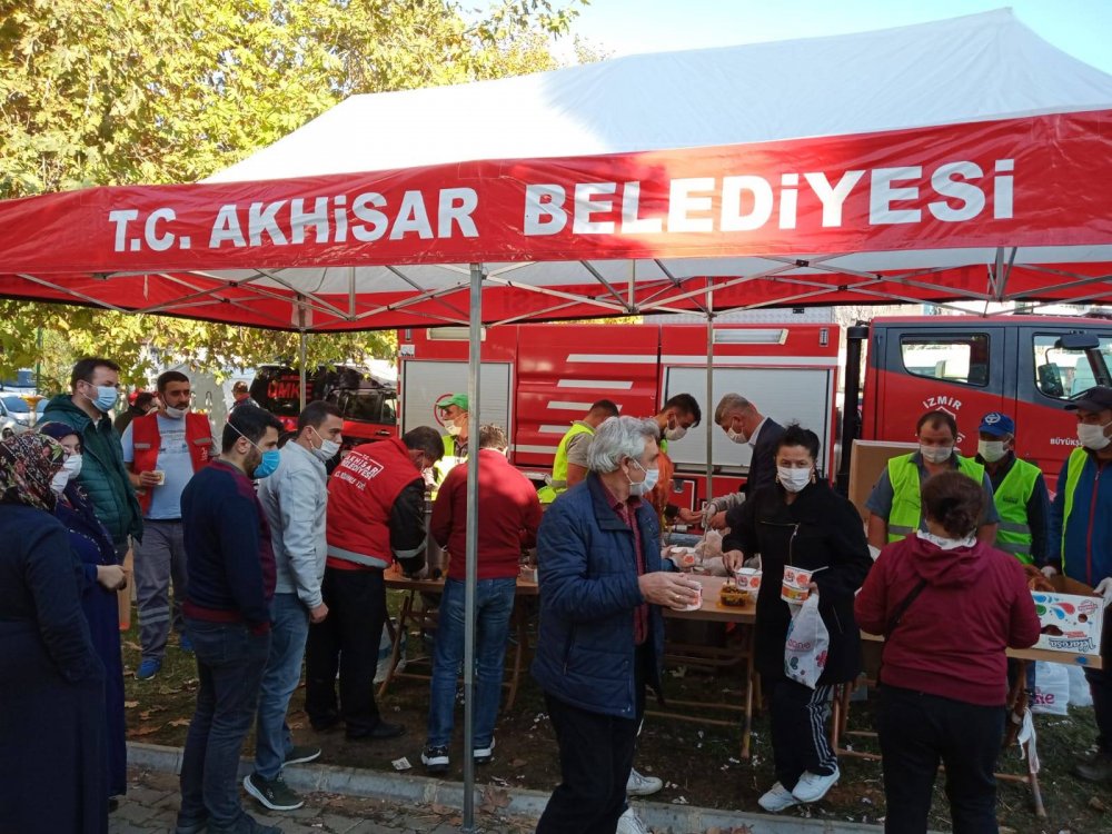 Akhisar Belediyesi, İzmir'deki depremzedelerin yanında