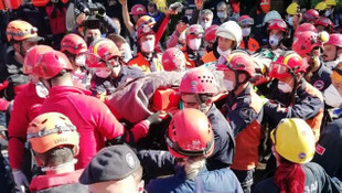 23 saat sonra 3 çocuk ve anneleri kurtarıldı