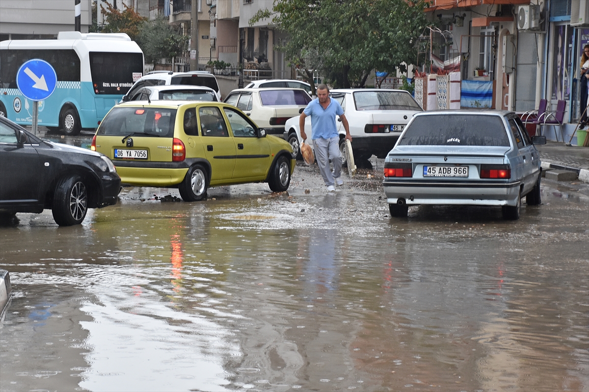 Manisa'da sağnak yağmur ve dolu zarara yol açtı