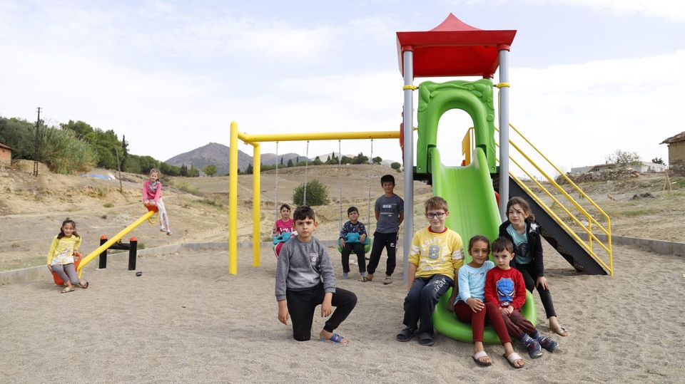 Çocuklar parklara koştu