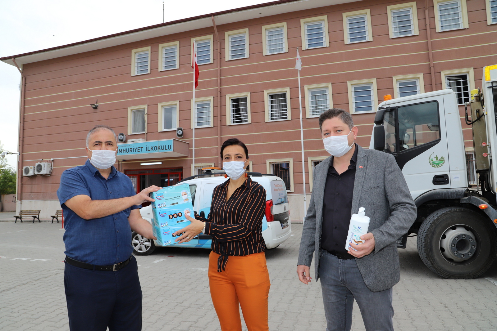 Saruhanlı'da okullara cerrahi maske ve el dezenfektanı dağıtıldı