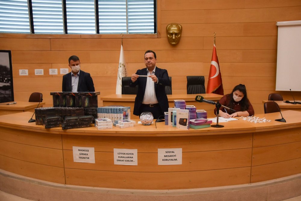 Başkan Dutlulu, çekilişle tablet dağıttı