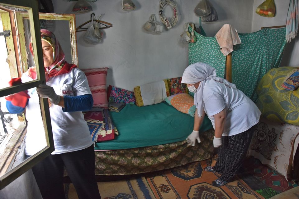 Akhisar belediyesi kimsesizlerin yardımına koştu