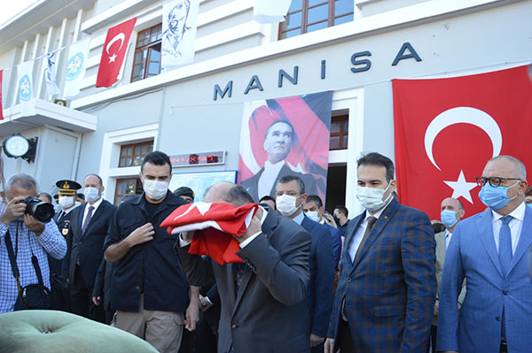 Manisalılar Atatürk'ü karşılamaya koştu