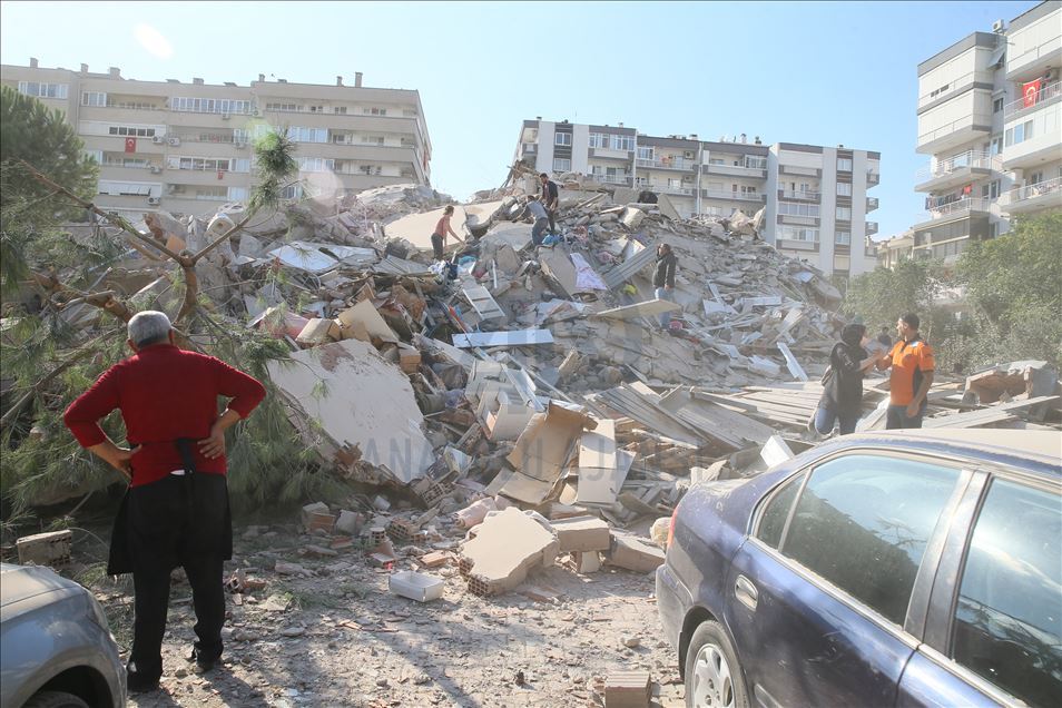 İzmir'de 6.9 büyüklüğünde deprem 12 kişi yaşamı yitirdi onlarca yaralı var