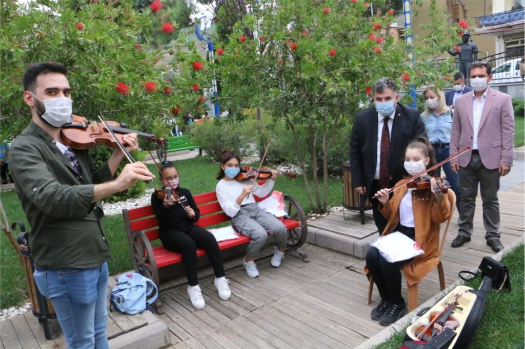 Soma kınık'ta 300 yetenekli genç sanat öğreniyor