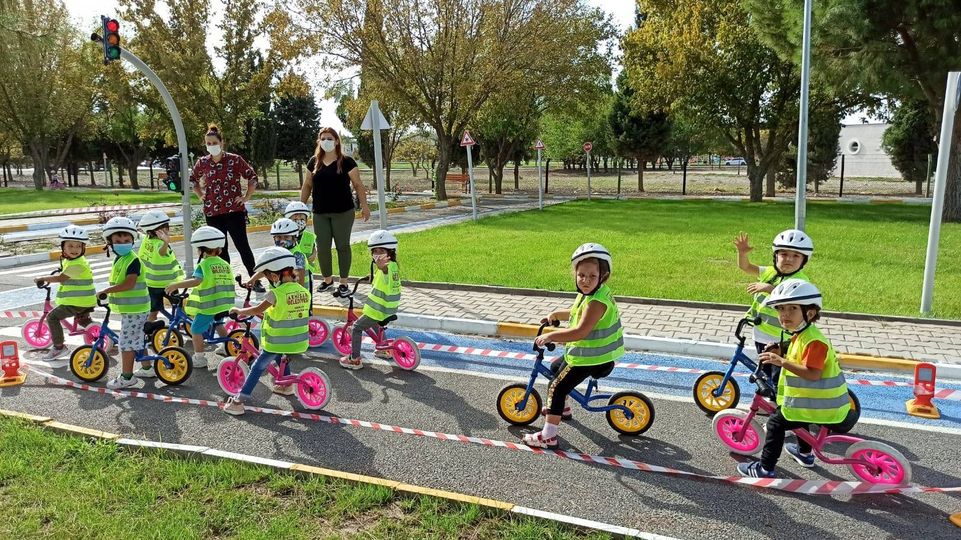 Önce trafik kurallarını öğreniyorlar