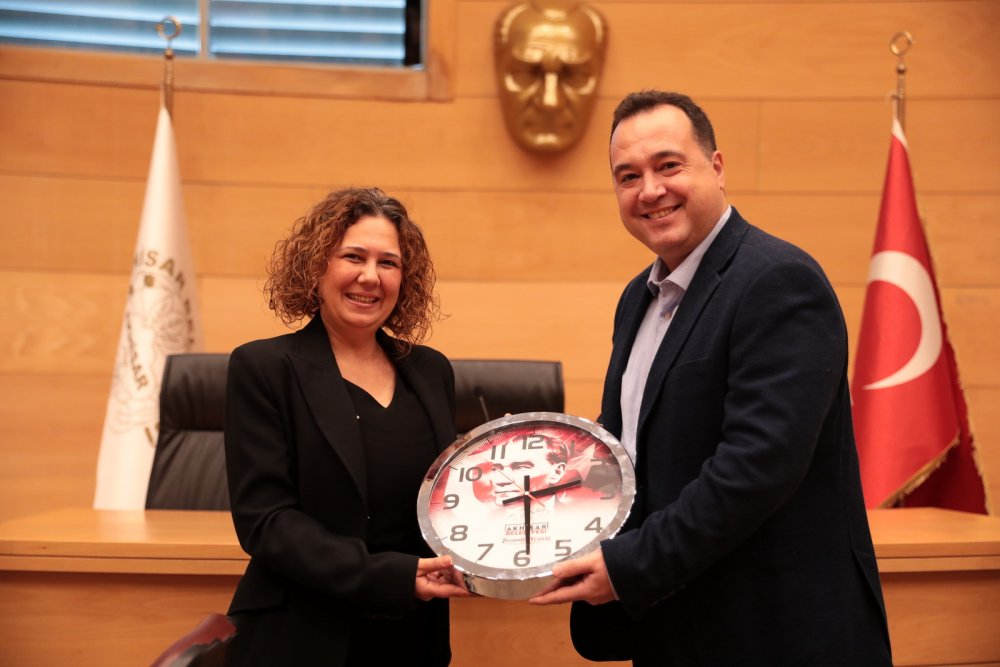 Dutlulu muhtarlara,Atatürk baskılı duvar saati hediye etti.