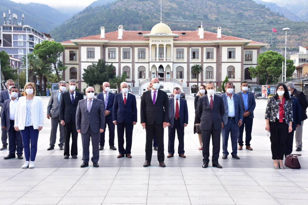 Muhtarlar saygı duruşunda