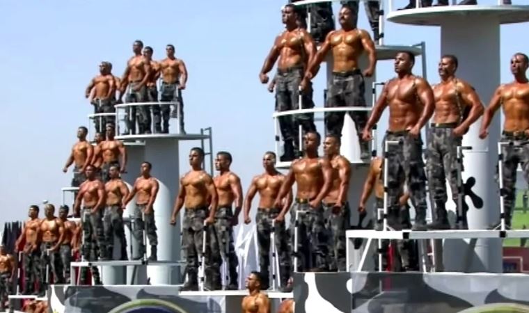 Mısır polisinin üstsüz resmi geçidi