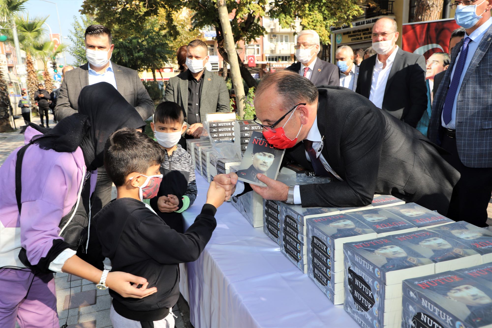 Akın'dan nutuk hediyesi