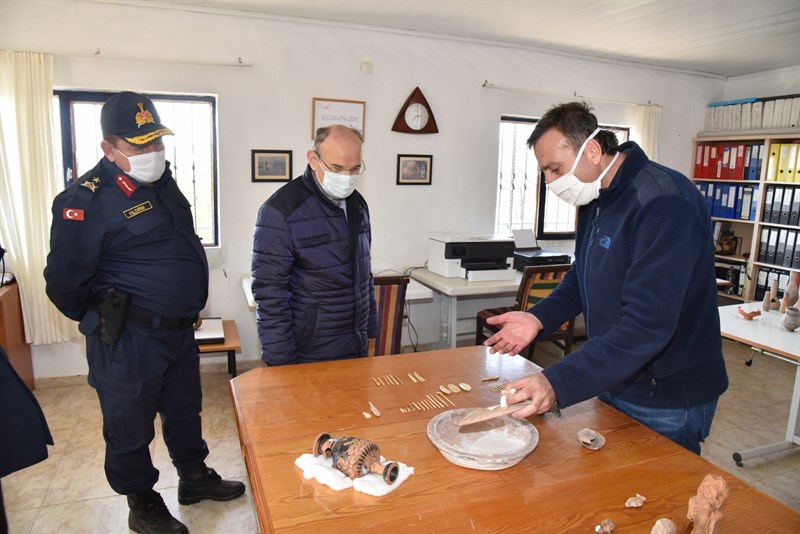 Vali Karadeniz, Aigai antik kente incelemede