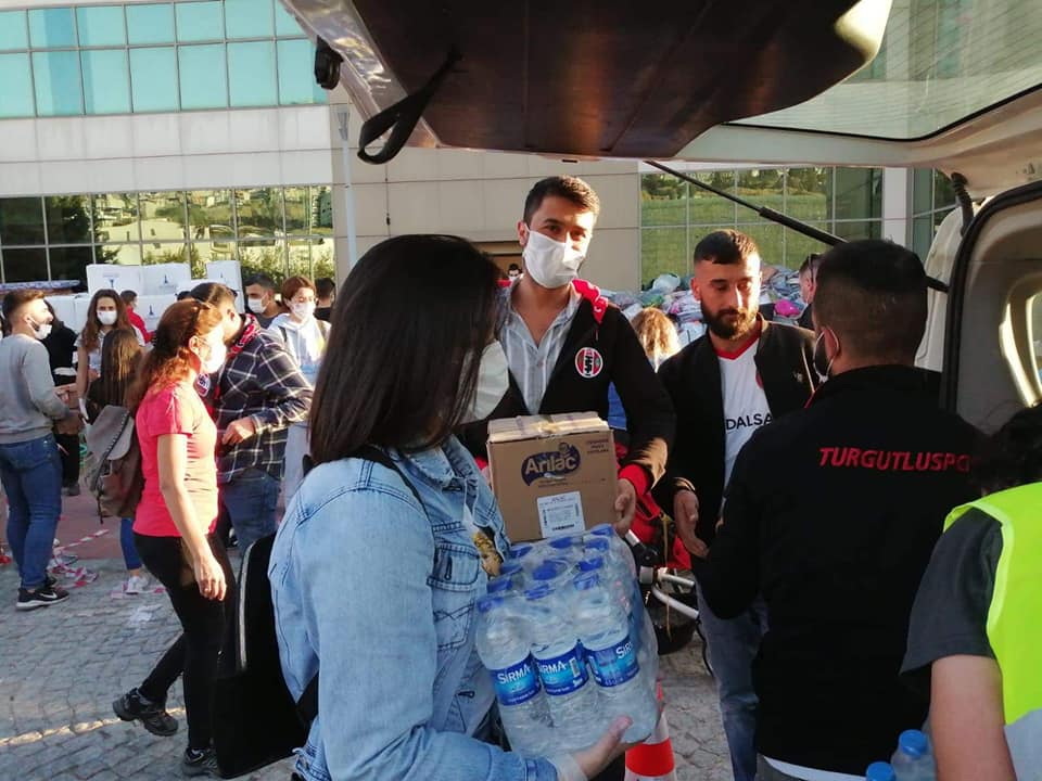 Turgutlu taraftarları depremzedelerin yardımına koştu