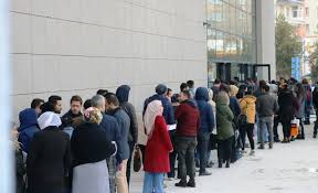 Mükellefler saatlerce borç ödeme kuyruğunda