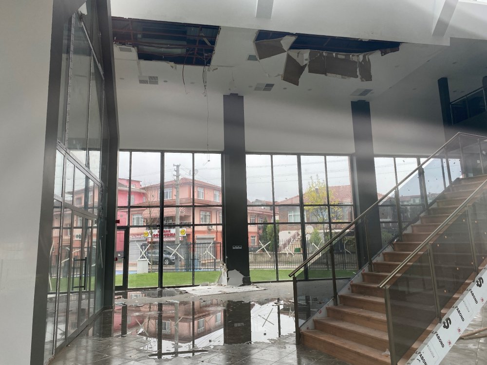 Millet bahçesi binasının tavanı çöktü