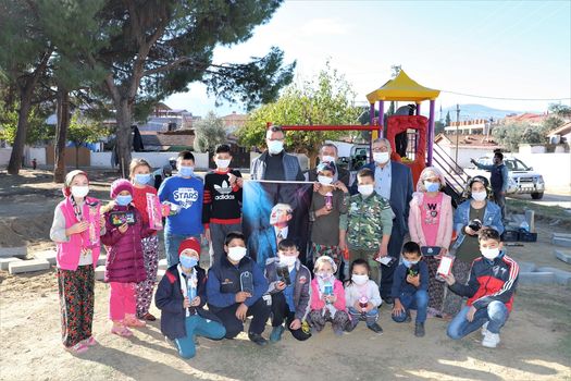 Başkanı çocuklar 'Atatürk' fotoğrafıyla karşıladı