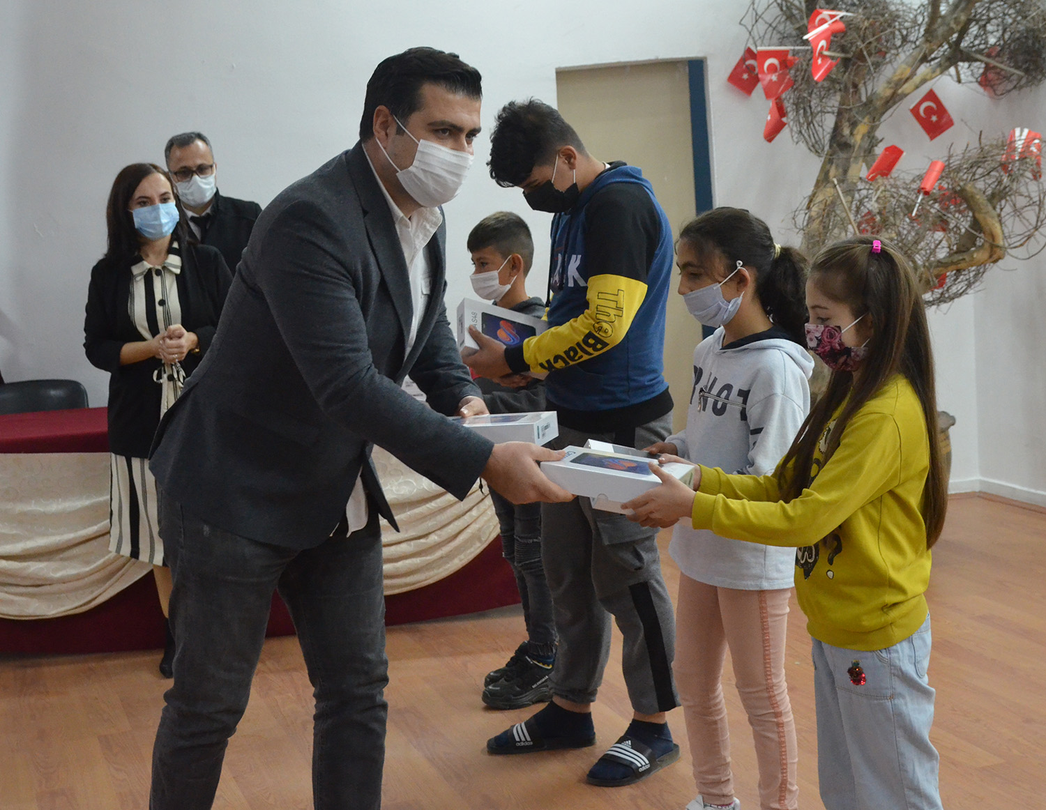 Öğrenciler tabletlerine kavuştu