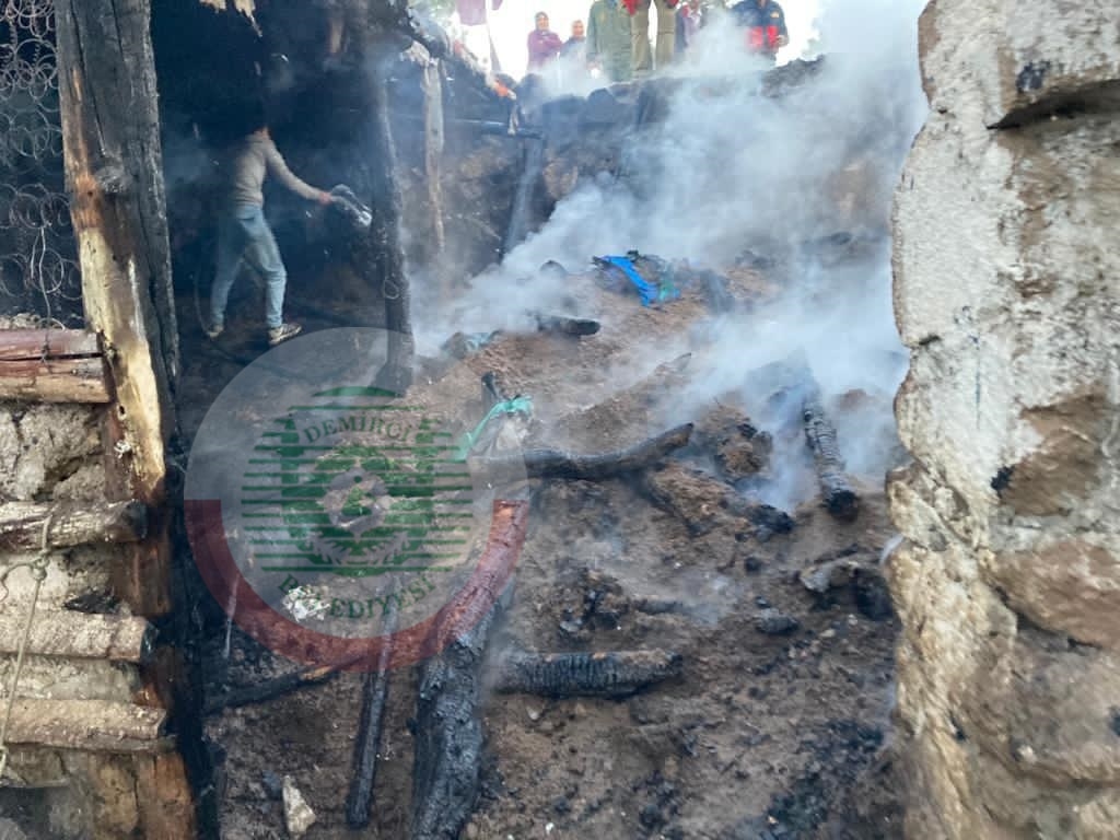 Demirci'de yangın 40 küçükbaş hayvan telef oldu