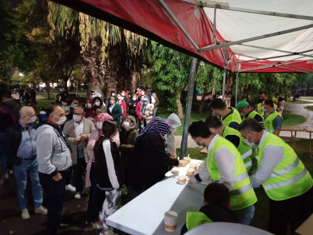 Akhisar'da halk depremzedelere yardım için kuyruğa girdi