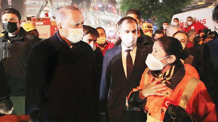 Cumhurbaşkanı deprem alanında vatandaşlarla