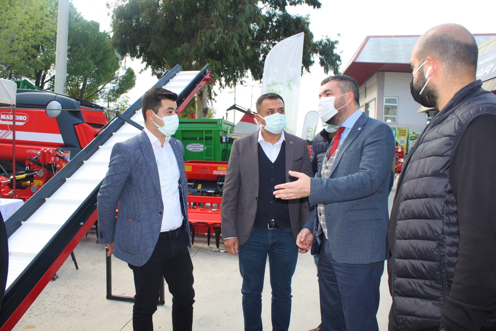 Akan, fuarda üreticilerle buluştu