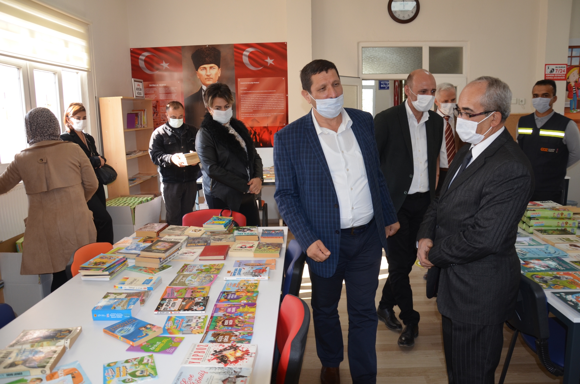 Demirci'de kütüphaneye kitap bağışı