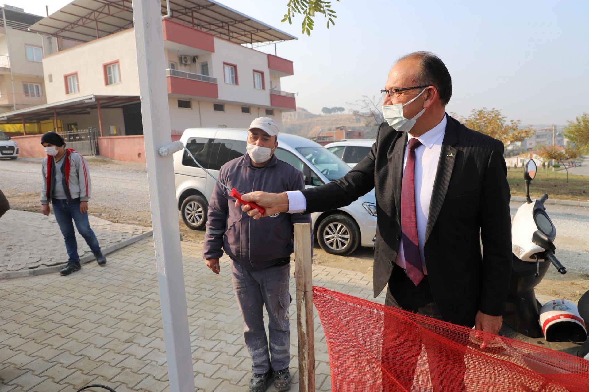 Başkan Akın, fırçayı aldı yardıma koştu