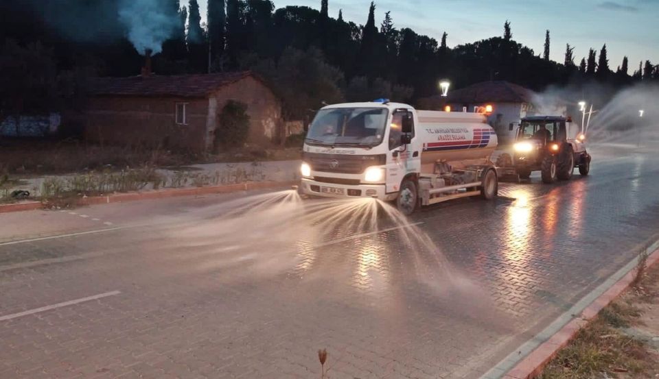 Akhisar'da tüm cadde ve sokaklar dezenfekte ediliyor