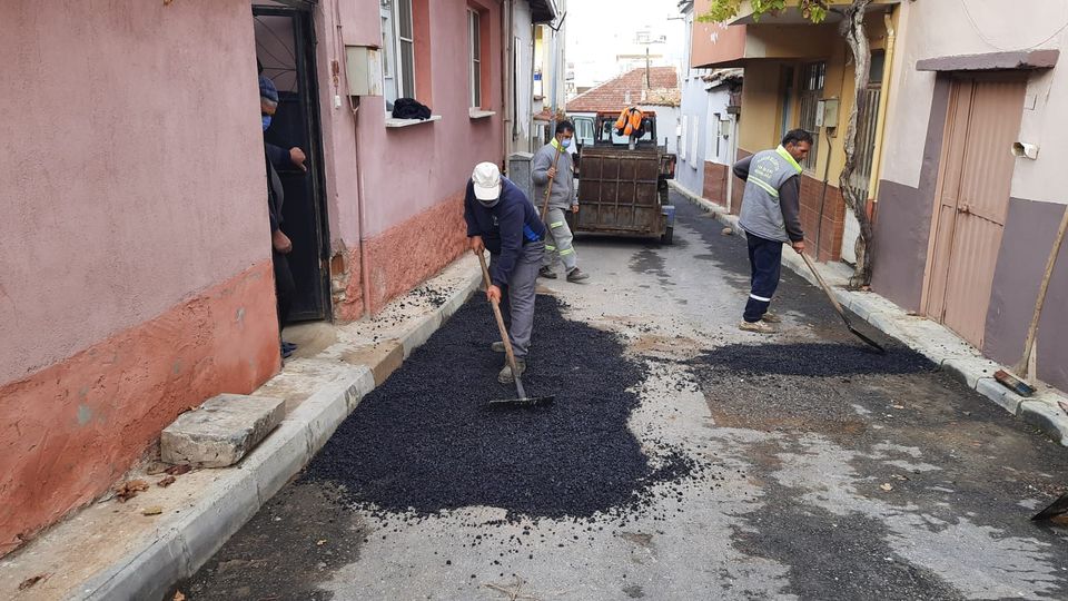 Alaşehir'de belediye 9 mahallede eksikleri gideriyor