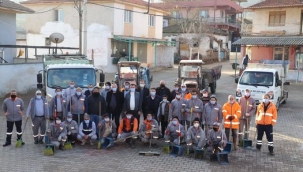 Alaşehir'de çevre temizliğine başkan Öküzüoğlu'da katıldı
