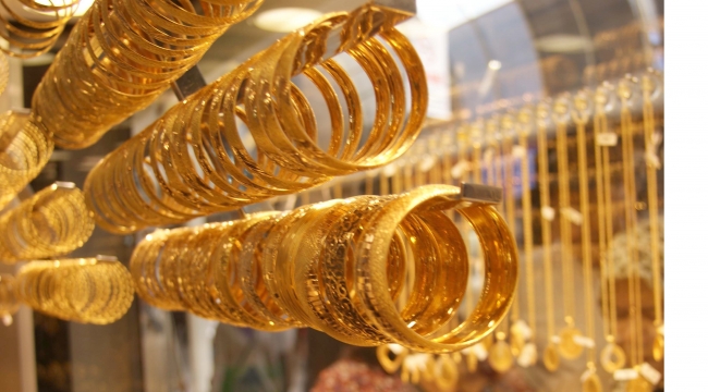 Altın önce yükseldi sonra düştü