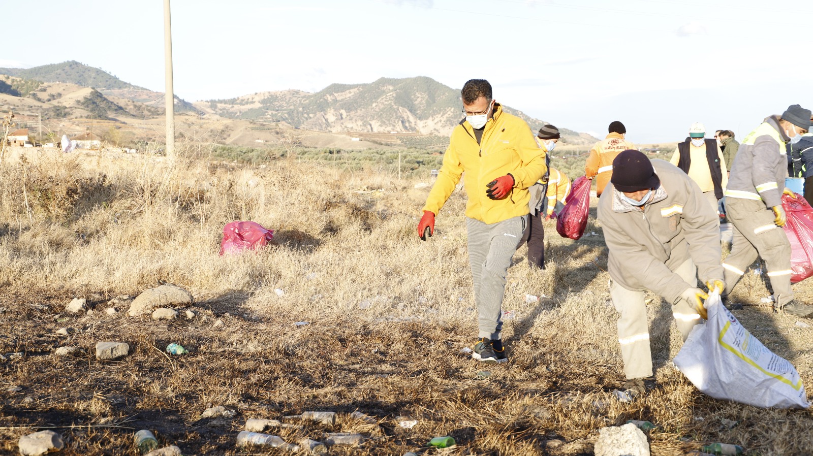 Alaşehirde çevre temizliğine başkan öküzcüoğlu'da katıldı